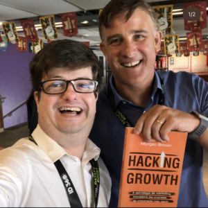 Foto minha com o criador do Growth Hacking Sean Ellis.